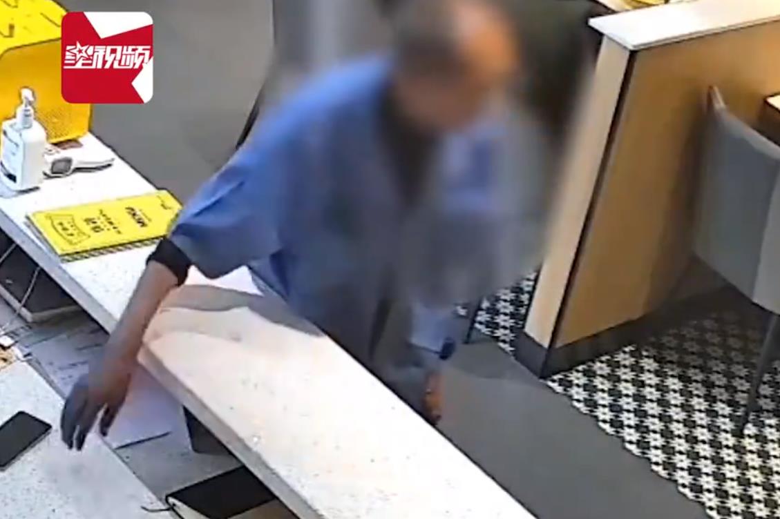 店员给要饭老人送热饭反被偷手机 现实版的农夫与蛇