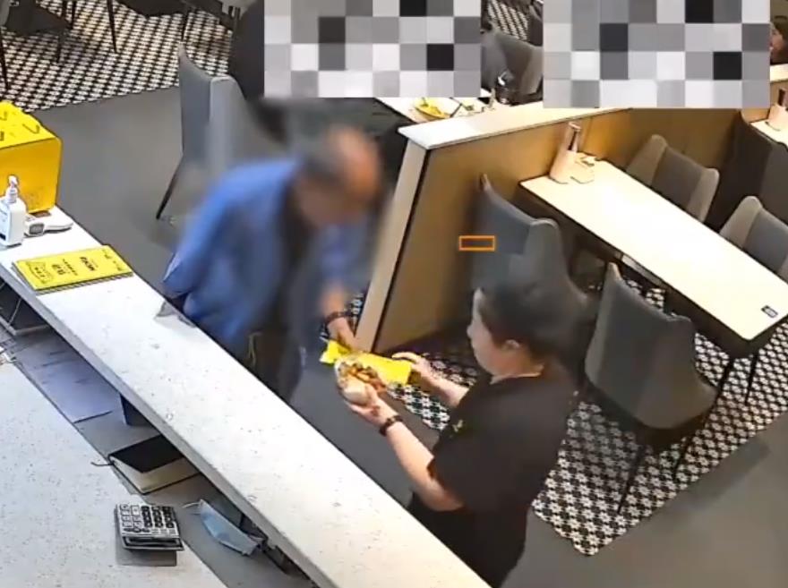 店员给要饭老人送热饭反被偷手机 现实版的农夫与蛇