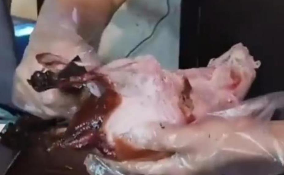 女子称买烤鸭遇店员做假动作片肉